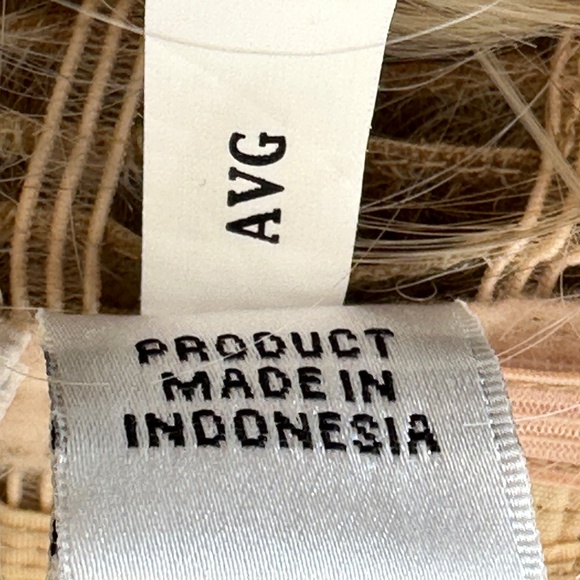 Two Raquel Welch Wigs Enchant in Biscuit and Ready to Take Off in Silver - Picture 7 of 16